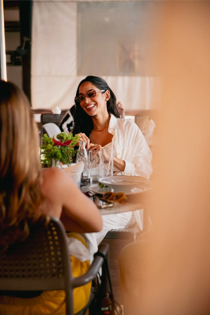 Mulher à mesa compartilhando uma refeição em um restaurante