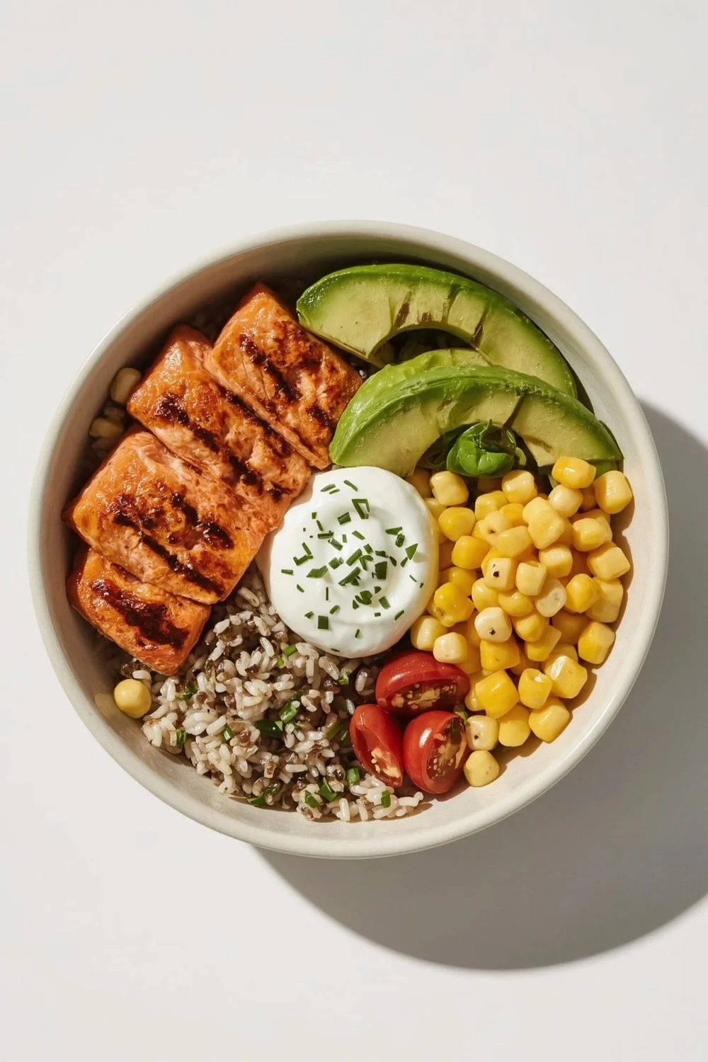 Prato com salmão, arroz, abacate, milho e tomate
